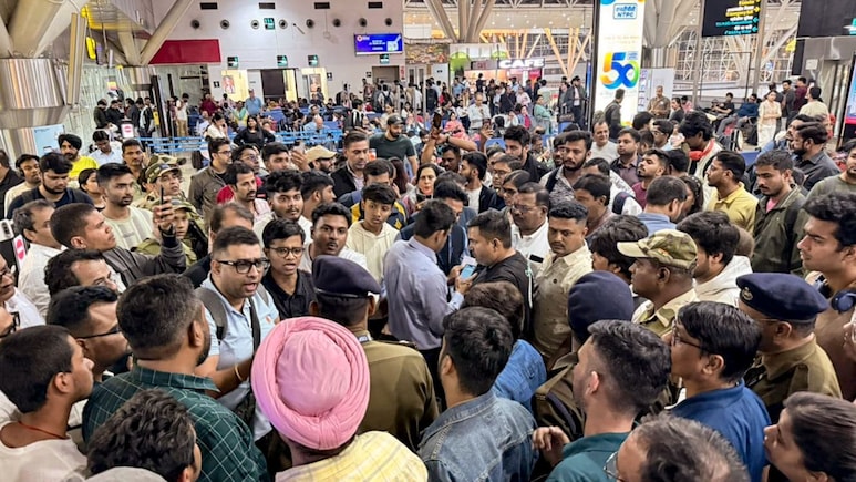 कैंसल हो सकती है फ्लाइट... इंडिगो की 1300 उड़ानें रद्द होने के बीच  दिल्ली एयरपोर्ट ने यात्रियों को भेजा अलर्ट