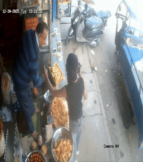 VIDEO: दिल्ली में दिनदहाड़े नकाबपोश ने तानी पिस्तौल, लूटा दुकान का गल्ला; राहगीर को मारी गोली