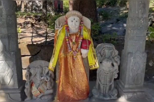 देलवाड़ा में बने मंदिर में लगी मूर्तियां