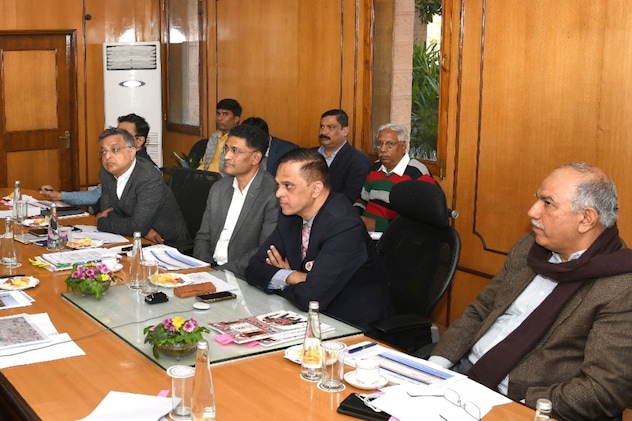 बैठक में मौजूद मुख्य सचिव और अन्य अधिकारी