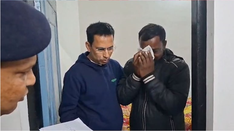 Collector Sudhir Kochhar: रैन बसेरा के बाहर बिलखते मिले मुसाफिर, कलेक्टर सुधीर कोचर ने खुद को बताया दोषी, मुसाफिरों से मांगी माफी