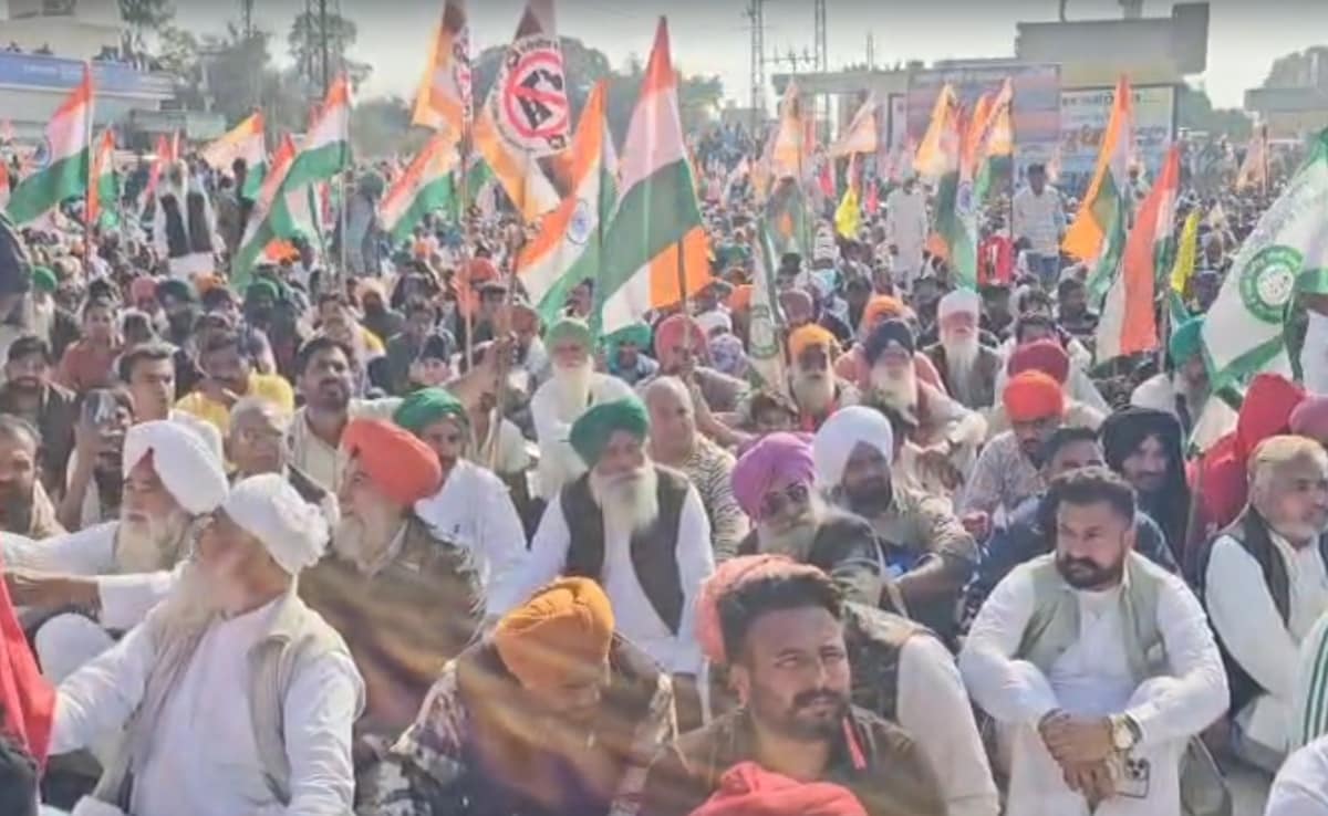 अपनी मांगों को लेकर किसानों ने बुधवार को एक महापंचायत का भी आयोजन किया था. अपनी मांगों को लेकर किसानों ने बुधवार को एक महापंचायत का भी आयोजन किया था.