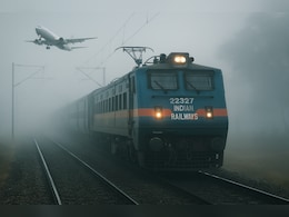 कोहरे का कहर! 105 ट्रेनें लेट, सुपरफास्ट रेलगाड़ियां भी रेंग रहीं; एयरलाइनों ने जारी की हेल्पलाइन