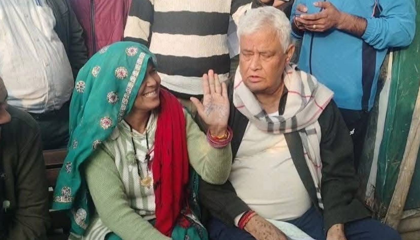 राजस्थान के मंत्री ने महिला के हाथ पर लिख दिया ऐसा कि हो गई खुश, जानिए क्या है कहानी