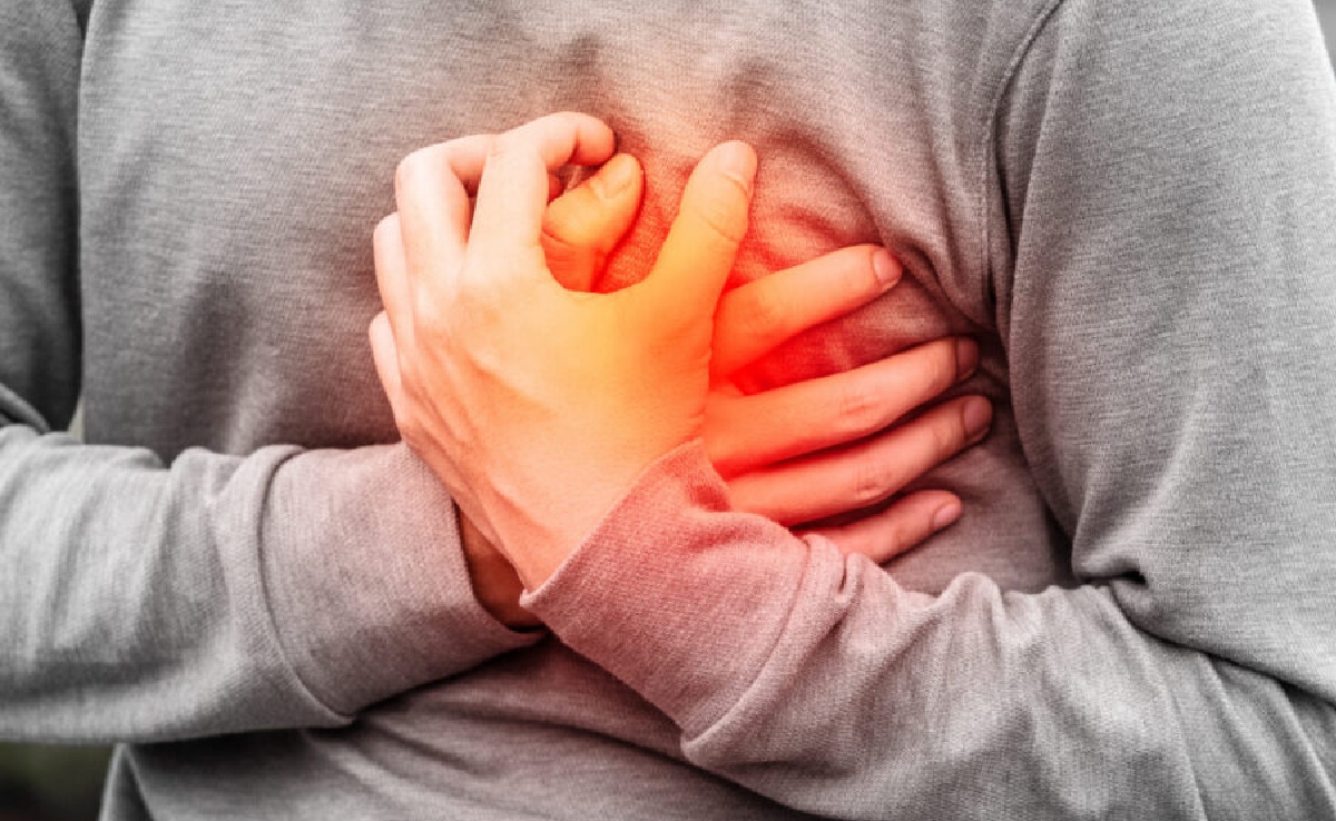 बुजुर्ग को अस्पताल में ही आया हार्ट अटैक, डॉक्टर और कर्मचारियों ने CPR देकर बचाई जान