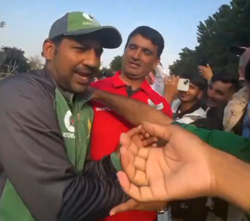 VIDEO: सरफराज अहमद के फैन ने पकड़ी गर्दन, दिल की बात पड़ी भारी, मौका मिलते ही जान बचाकर भागे