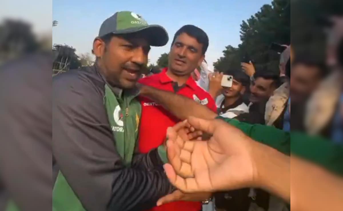 VIDEO: सरफराज अहमद के फैन ने पकड़ी गर्दन, दिल की बात पड़ी भारी, मौका मिलते ही जान बचाकर भागे