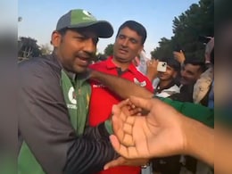 VIDEO: सरफराज अहमद के फैन ने पकड़ी गर्दन, दिल की बात पड़ी भारी, मौका मिलते ही जान बचाकर भागे