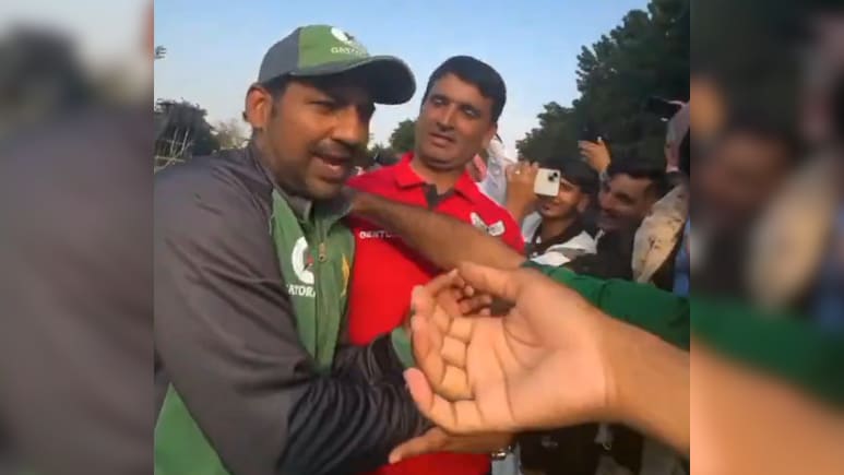 VIDEO: सरफराज अहमद के फैन ने पकड़ी गर्दन, दिल की बात पड़ी भारी, मौका मिलते ही जान बचाकर भागे