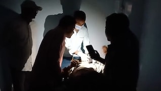 मोबाइल की रोशनी में मरीजों का इलाज, घंटों तक अंधेरे में डूबा रहा गोपालगंज का मॉडल अस्पताल
