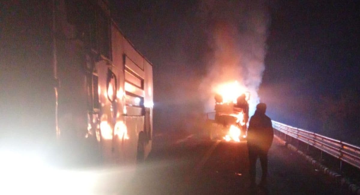 हादसे के बाद पिकअप में आग लग गई. हादसे के बाद पिकअप में आग लग गई.