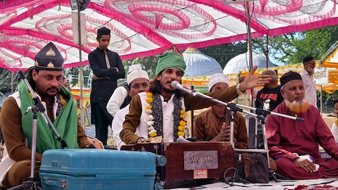 धार में बाबा कमाल का 694वां उर्स शुरू, दिल्ली-अजमेर की चादर पेश की गई