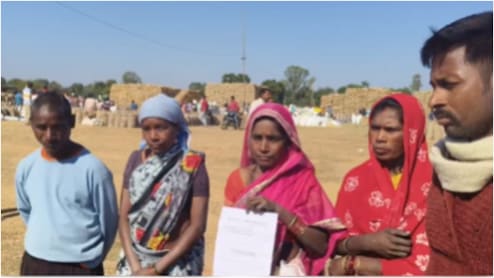 बिना लोन लिए कर्जदार महिलाएं, जिसने ठगा उसने लगा ली फांसी, अब पीड़िताओं पर अदालत में हाजिर होने का दबाव