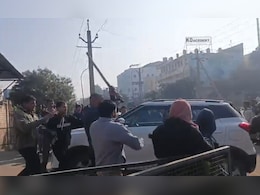 मैनेजर ने मजदूरों को दौड़ा-दौड़ाकर पीटा, बकाया वेतन के लिए कंपनी के गेट पर जुटे थे मजदूर