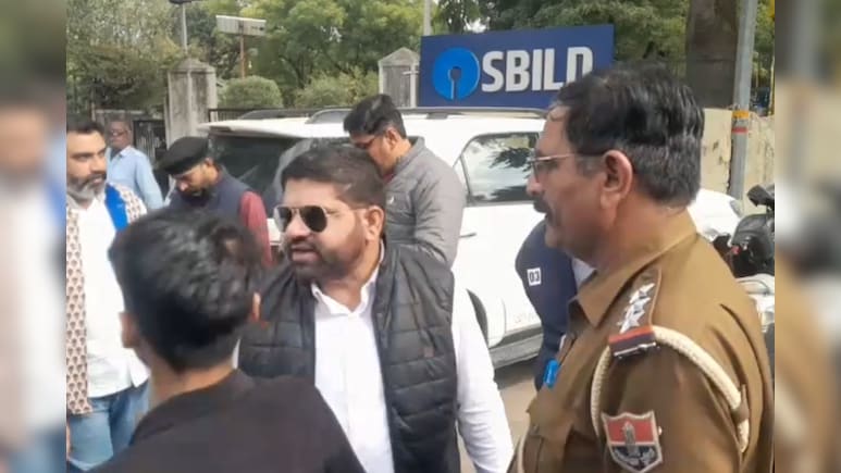 कांग्रेस कार्यकर्ताओं और पुलिस में बहस, 'अरावली बचाओ' रैली के दौरान डीजे बंद करने पर विवाद