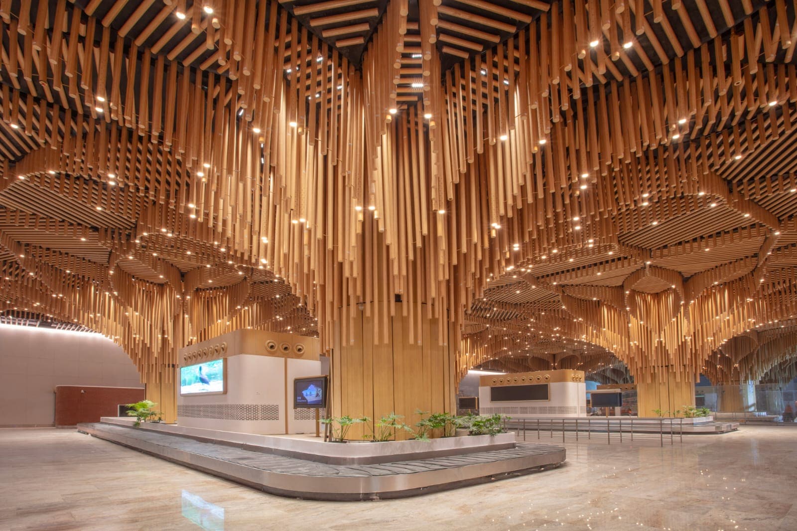 LGBIA टर्मिनल में असम की सांस्कृतिक पहचान और प्राकृतिक संपदा का अद्भुत मिश्रण झलकता है.