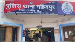 इलाज कराने गई छात्रा से डॉक्टर ने की अश्लील हरकत, पोल खुलते ही परिवार संग हो गया फरार