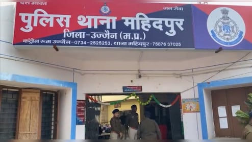 इलाज कराने गई छात्रा से डॉक्टर ने की अश्लील हरकत, पोल खुलते ही परिवार संग हो गया फरार