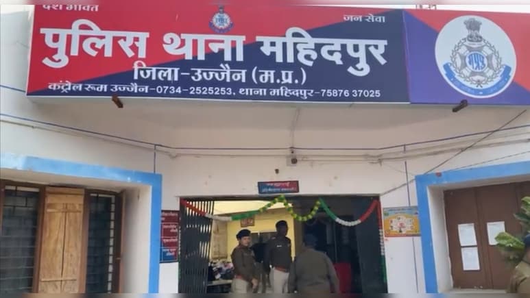 इलाज कराने गई छात्रा से डॉक्टर ने की अश्लील हरकत, पोल खुलते ही परिवार संग हो गया फरार