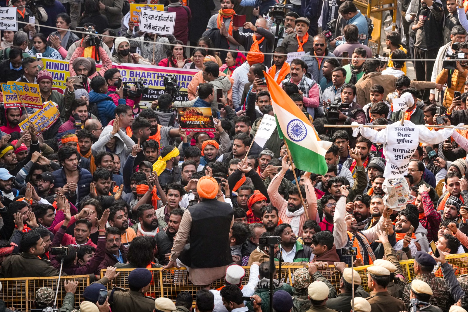 LIVE: बांग्लादेश में हिन्दुओं की हत्या पर उबाल, बांग्लादेश उच्चायोग के बाहर प्रदर्शन, नारेबाजी, पुलिस से भिड़े