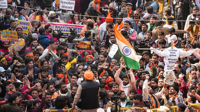 बांग्लादेश में हिन्दुओं की हत्या पर उबाल, बांग्लादेश उच्चायोग के बाहर प्रदर्शन, नारेबाजी, पुलिस से भिड़े