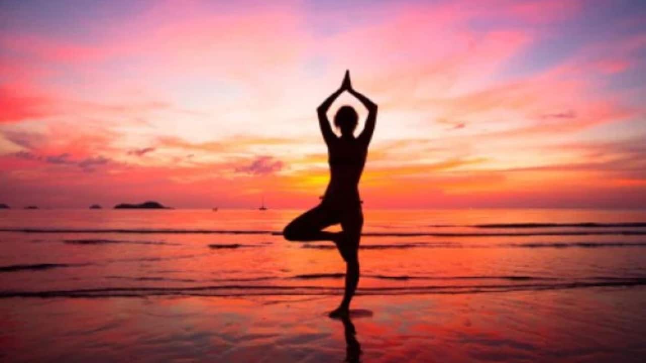 सूर्य नमस्कार जन्म कुंडली में सूर्य को कैसे मजबूत करता है, जानिए सूर्य नमस्कार कब करना चाहिए