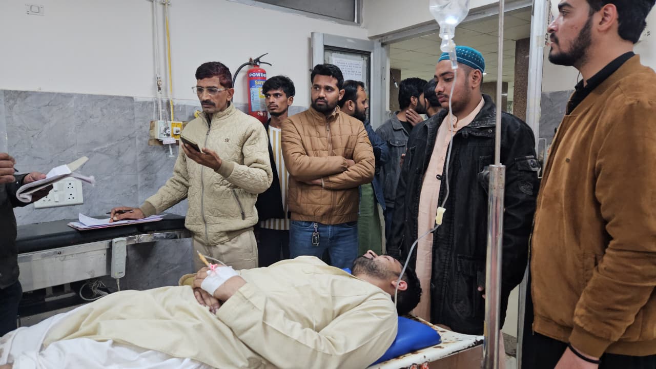घायल खादिम का अस्पताल में इलाज चल रहा है. 