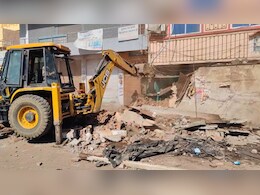 एमपी में जमकर गरजा प्रशासन का बुलडोजर, 40 वर्षों से रोजगार चला रहे लोगों की दुकानों को किया गया ध्वस्त