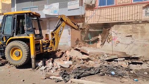 एमपी में जमकर गरजा प्रशासन का बुलडोजर, 40 वर्षों से रोजगार चला रहे लोगों की दुकानों को किया गया ध्वस्त