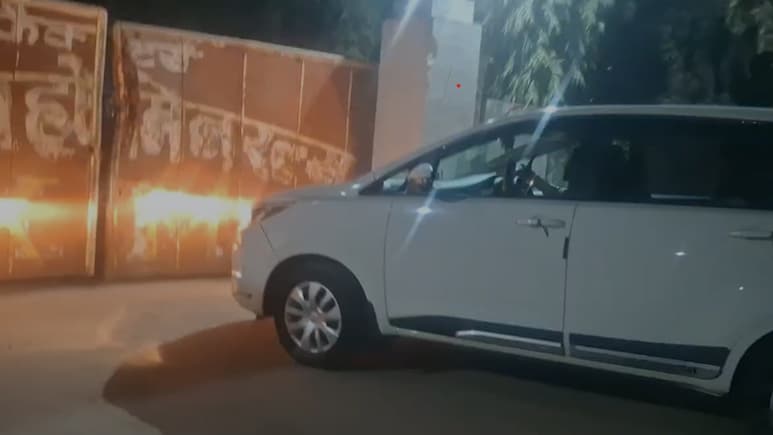 बारात का स्‍टीकर लगाकर 50 इनोवा गाड़ियों से कांग्रेस MLA की फैक्ट्री पर पहुंची IT की टीम, फिर की छापेमारी