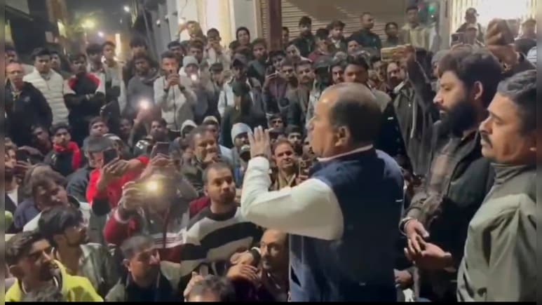 नर्स से छेड़छाड़ करने पर मचा बवाल, पूर्व विधायक ने दी फिजा बिगाड़ने की धमकी, सड़क पर उतरे हिंदूवादी संगठन&nbsp;