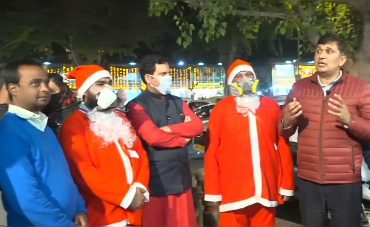 AAP का आरोप- दिल्ली के प्रदूषण से सेंटा हुए बीमार, सिरसा बोले- गंदी राजनीति बंद करें केजरीवाल AAP का आरोप- दिल्ली के प्रदूषण से सेंटा हुए बीमार, सिरसा बोले- गंदी राजनीति बंद करें केजरीवाल