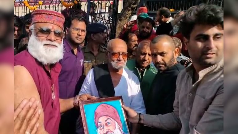 ओशो की जन्म स्थली पहुंचे मुरारी बापू, पूजा-अर्चना कर लगाया ध्यान; बताया OSHO नाम का असली मतलब