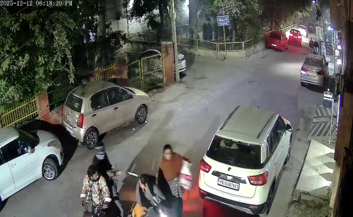 Video: Women Thwart Snatching Attempt In Punjab, Chase Away Robbers On Bike