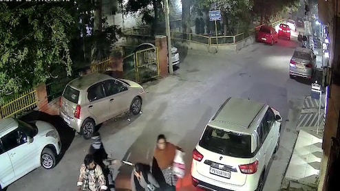 Video: Women Thwart Snatching Attempt In Punjab, Chase Away Robbers On Bike