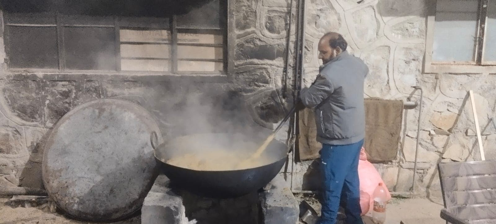 हाथियों के लिए तैयार हो रही बाजरे की खिचड़ी. 