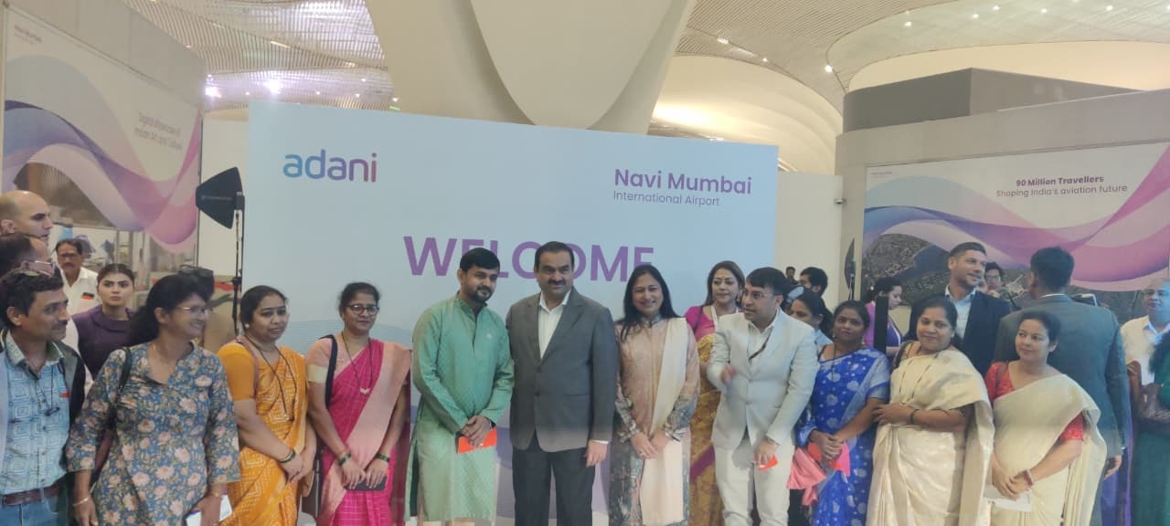 गौतम अदाणी से मिले पालघर के आदिवासी युवा, नवी मुंबई एयरपोर्ट से भरी जिंदगी की पहली उड़ान