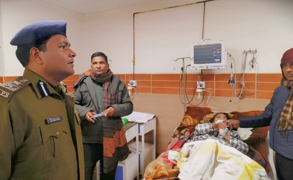 अस्पताल में भर्ती पीड़ितों से घटना की जानकारी लेते पुलिस अधिकारी.