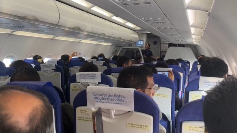 नवी मुंबई एयरपोर्ट से उड़ा प्लेन और लगे 'गणपति बप्पा' के नारे, देखिए वीडियो