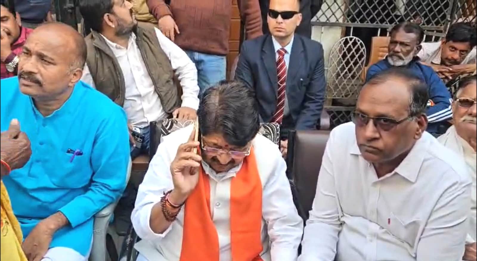 इंदौर में दूषित पानी कांड के बाद मंत्री कैलाश विजयवर्गीय मौके पर कैंप किए हुए हैं.