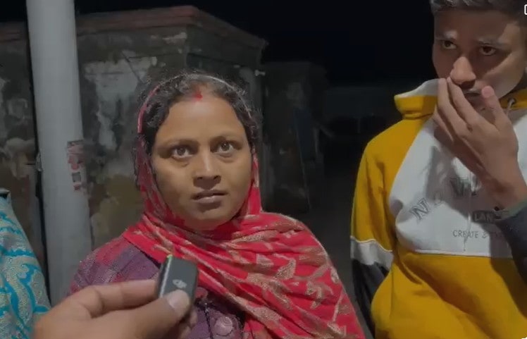 स्ट्रेचर के लिए हॉस्पिटल में रुकने वाली महिला और उनका बेटा.