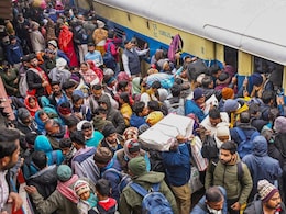 उत्तर भारत में कोहरे का कहर जारी, तेजस, वंदे भारत, प्रयागराज एक्सप्रेस समेत 3 दर्जन ट्रेनें कई घंटे लेट