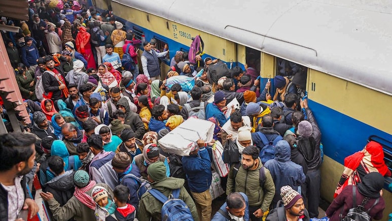 उत्तर भारत में कोहरे का कहर जारी, तेजस, वंदे भारत, प्रयागराज एक्सप्रेस समेत 3 दर्जन ट्रेनें कई घंटे लेट