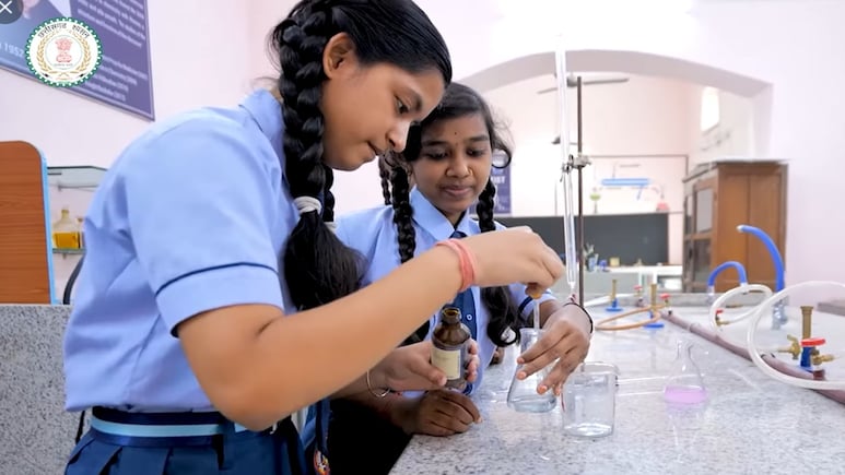 अब मोबाइल ऐप से लगेगी हाज़िरी, छत्तीसगढ़ के सभी स्कूलों पर रहेगी सीधी डिजिटल नजर