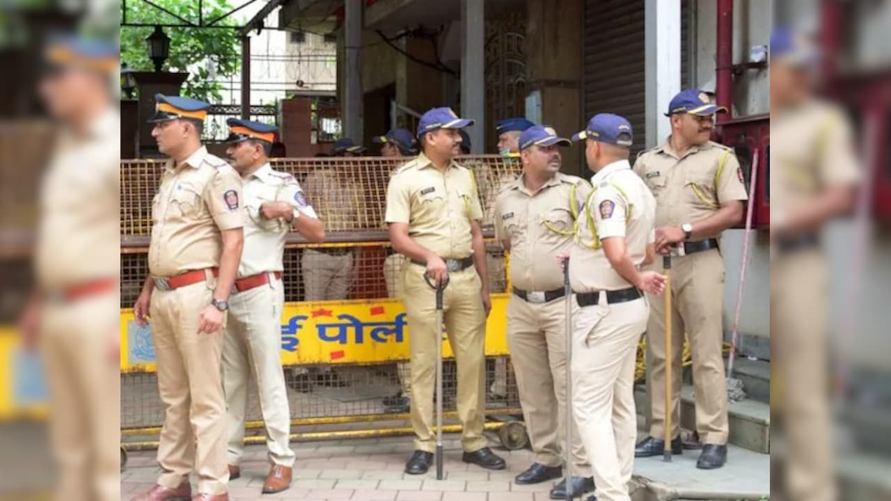 मुंबई पुलिस विभाग में फर्जी नामों पर बांटी गई सैलरी, जान‍िए कैसे 10 बाहरी लोगों ने उड़ाए मुंबई पुलिस के 6.5 करोड़ रुपये?