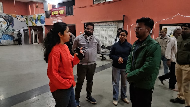 IAS Misha Singh: जायजा लेने देर रात खुद सड़क पर उतर गईं कलेक्टर मिशा सिंह, कमियां देख अफसरों को लगाई&nbsp;जमकर फटकार&nbsp;