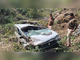 दोस्‍तों के साथ मंद‍िर जा रहे बुर्जुग की कार 50 फीट खाई में गिरी, एक की मौत और 2 घायल