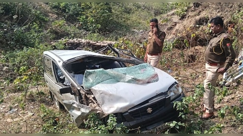 दोस्‍तों के साथ मंद‍िर जा रहे बुर्जुग की कार 50 फीट खाई में गिरी, एक की मौत और 2 घायल