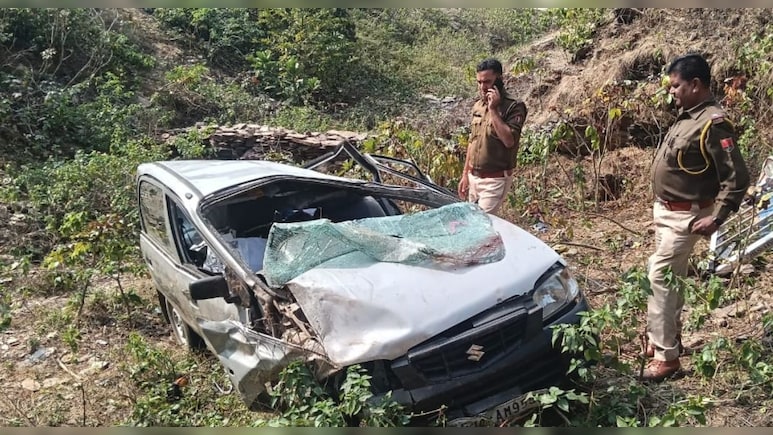 दोस्‍तों के साथ मंद‍िर जा रहे बुर्जुग की कार 50 फीट खाई में गिरी, एक की मौत और 2 घायल