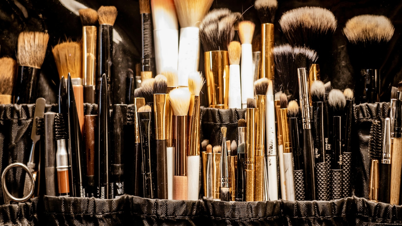 Which makeup products every women keeps in a vanity bag?